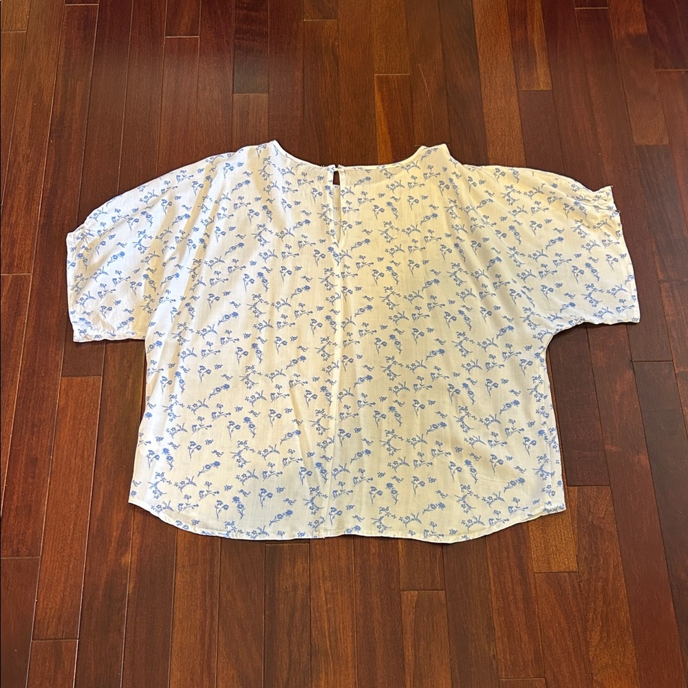 Fun 2 Fun Floral Blue and White Women's Top - Picture 3 of 7